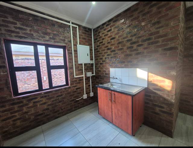 48M² MINI FACTORY TO LET IN BAILLIE PARK